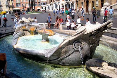 Barcaccia en la Plaza de España en Roma.