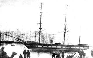Fotografía en blanco y negro de la fragata de 3.ª clase Berenguela navegando por el canal de Suez.