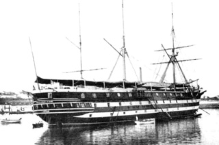  Fotografía en blanco y negro de la fragata de hélice de 3ª clase Asturias como Escuela naval Flotante fondeada en Ferrol.