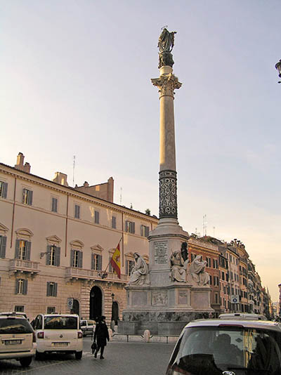 Columna en el centro de la plaza de España en Roma.