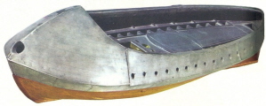  Fotografía de una lancha cañonera con los costados forrados de planchas metálicas.