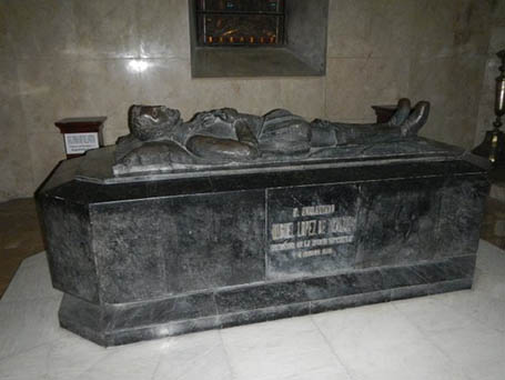 Foto del sepulcro de don Miguel de Legazpi.