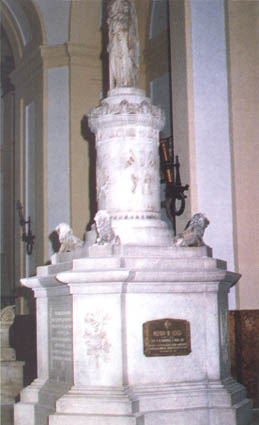 Mausoleo en el Panteón de Marinos Ilustres de San Fernando en recuerdo de don Juan Antonio Gutiérrez de la Concha y Mazos de Güemes. Brigadier de la Real Armada Española.