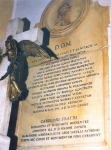 Lápida en recuerdo de don Jorge Juan y Santacilia, que se encuentra en Panteón de Marinos Ilustres de San Fernando.