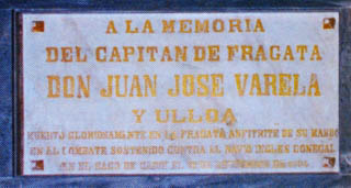 Placa en recuerdo de don Juan José Varela y Ulloa. Capitán de fragata de la Real Armada Española. En el Panteón de Marinos Ilustres de San Fernando.
