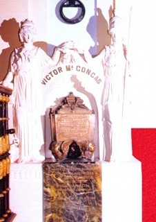 Fotografía a color del mausoleo de don Víctor Mª Concas en el Panteón de Marinos Ilustres de Cádiz. Cortesía del Museo Naval. Madrid.