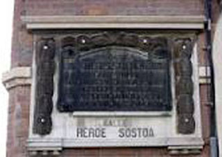 Placa en la calle que recuerda a don Tomás de Sostoa y de Achucarro en la ciudad de Málaga.
